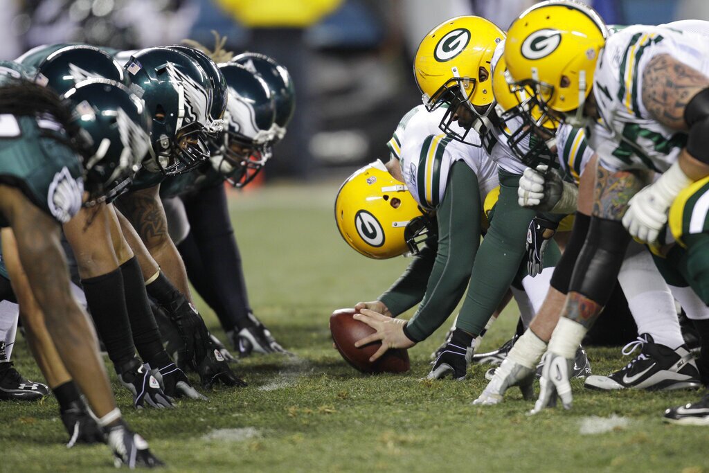 picture of the Eagles defensive line lining up against the Packers offensive line